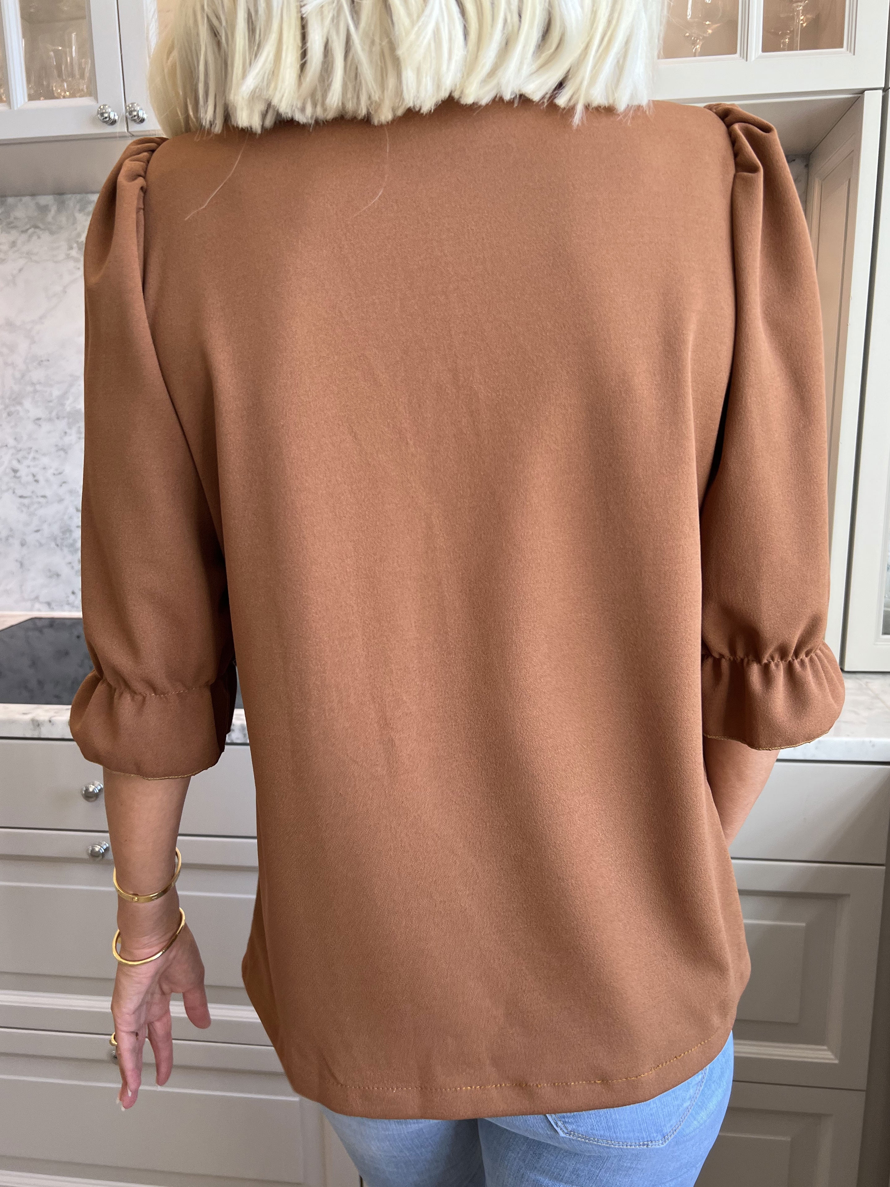 Amelia - Sød blazer med pufærmer og guld knap